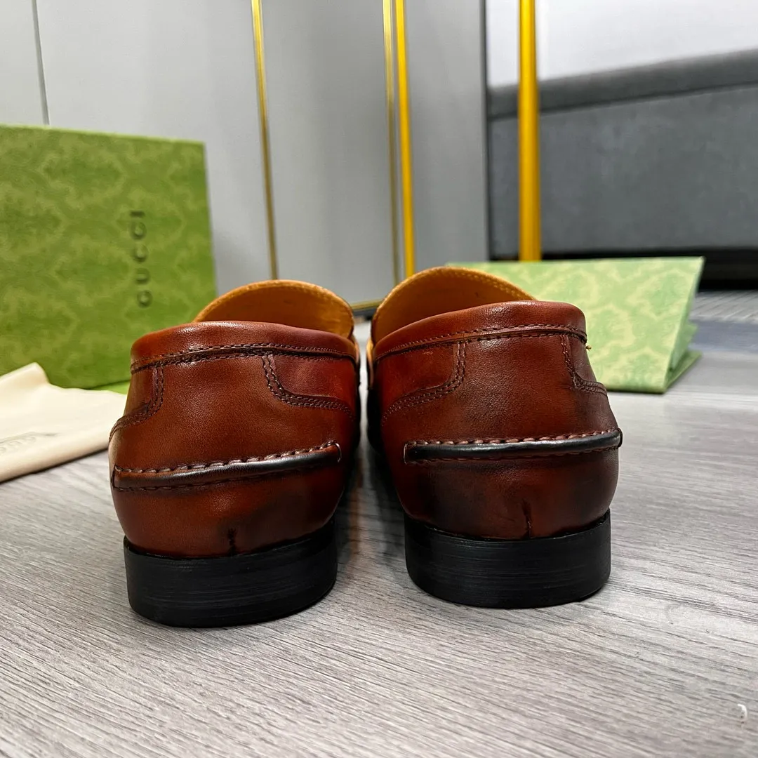 Ex-factory price: 480💰-(Gucci) men’s loafers! Genuine molded horsebit, a classic must-have for your shoe cabinet! The feet are particularly delicate! This Gucci original version is a set last, and we are consistent with the counter! Therefore, it is more comfortable in terms of last shape and comfort! Take it to the counter and compare at will! Good shoes are more than just what they make! But grasp the essence from the inside out! Material: Imported first-layer cowhide! Genuine leather outsole imported from Italy, size: 39-44 (38/45 customized, non-refundable)